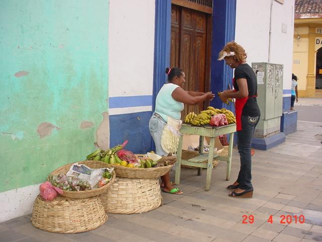 Humildes vendedoras de frutas amenazadas con desalojo, sin ninguna opcion de reubicacion